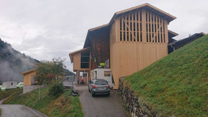 Aussenansicht mit dahinterliegenden Silos