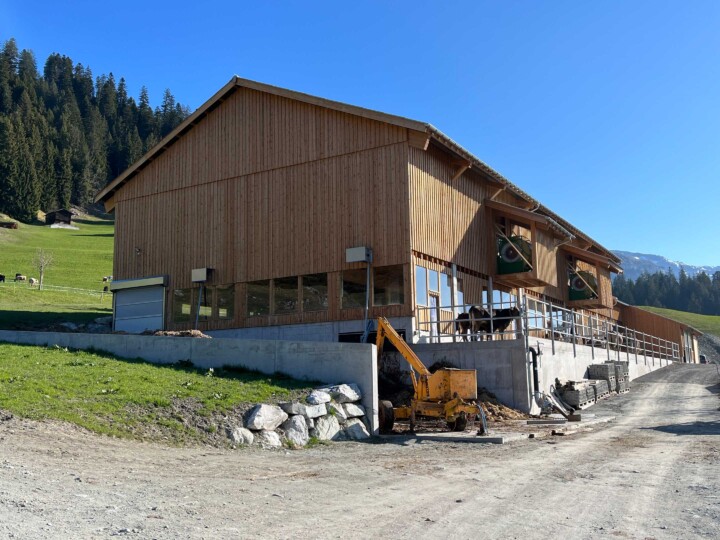 Aussenansicht Mistplatte und Laufhof über Jauchegrube