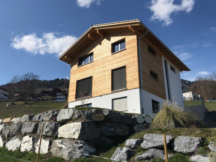Sicht von unten mit vorgelagerter Stützmauer