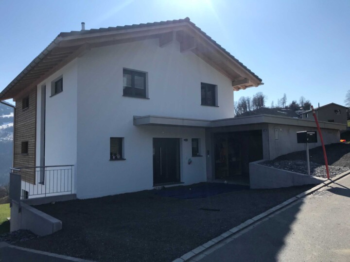 Aussenansicht mit Vorplatz und Garage