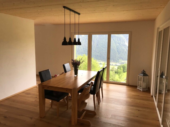 Blick von der Küche durch das Esszimmer ins Tal
