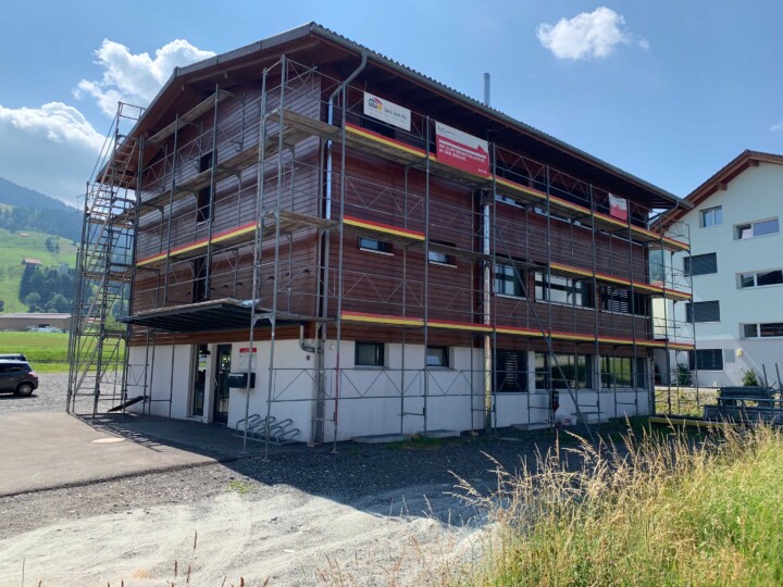 Fassade Bauzeit mit aufgesetztem Dach