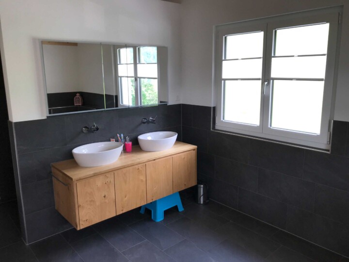 Badezimmer mit Doppelwaschtisch